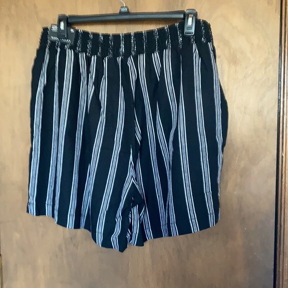 Napa valley striped pull on short w crochet detail linen blend 3X - Picture 10 of 15